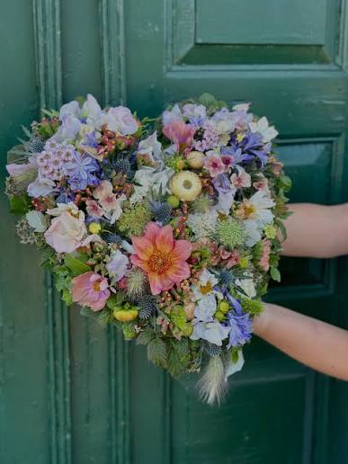 Håndlaget blomsterkomposisjon